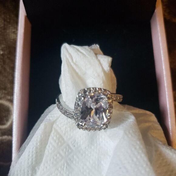 Emerald cut engagement ring - Picture 3 of 5